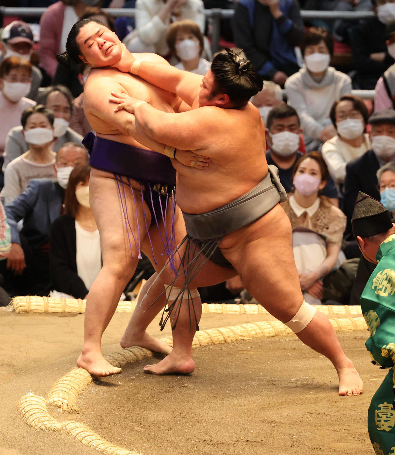 明生を押し出しで破る貴景勝（撮影・渦原淳）