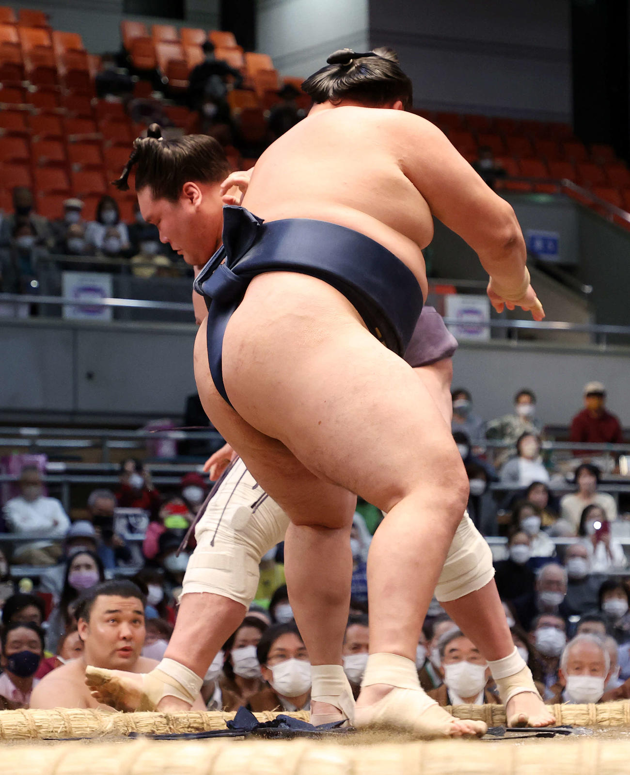 玉鷲（手前）に押し倒しで敗れる照ノ富士（撮影・鈴木正人）