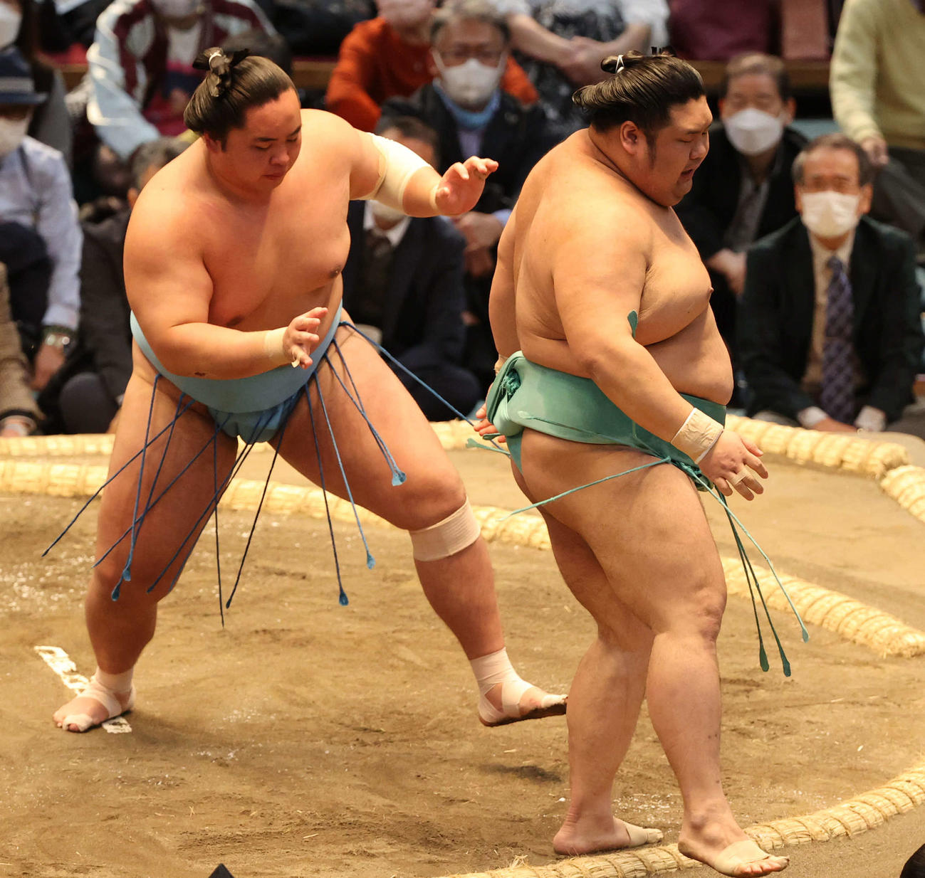 琴勝峰が天空海を送り出す（撮影・渦原淳）