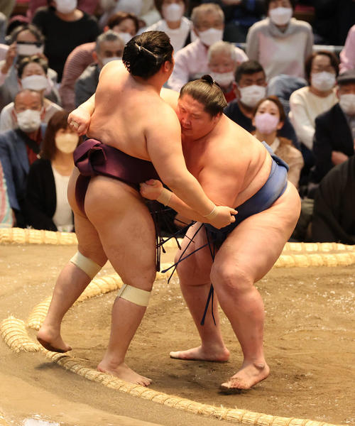 逸ノ城が遠藤を寄り切る（撮影・渦原淳）
