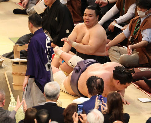 玉鷲に押し倒しで敗れた照ノ富士（撮影・渦原淳）
