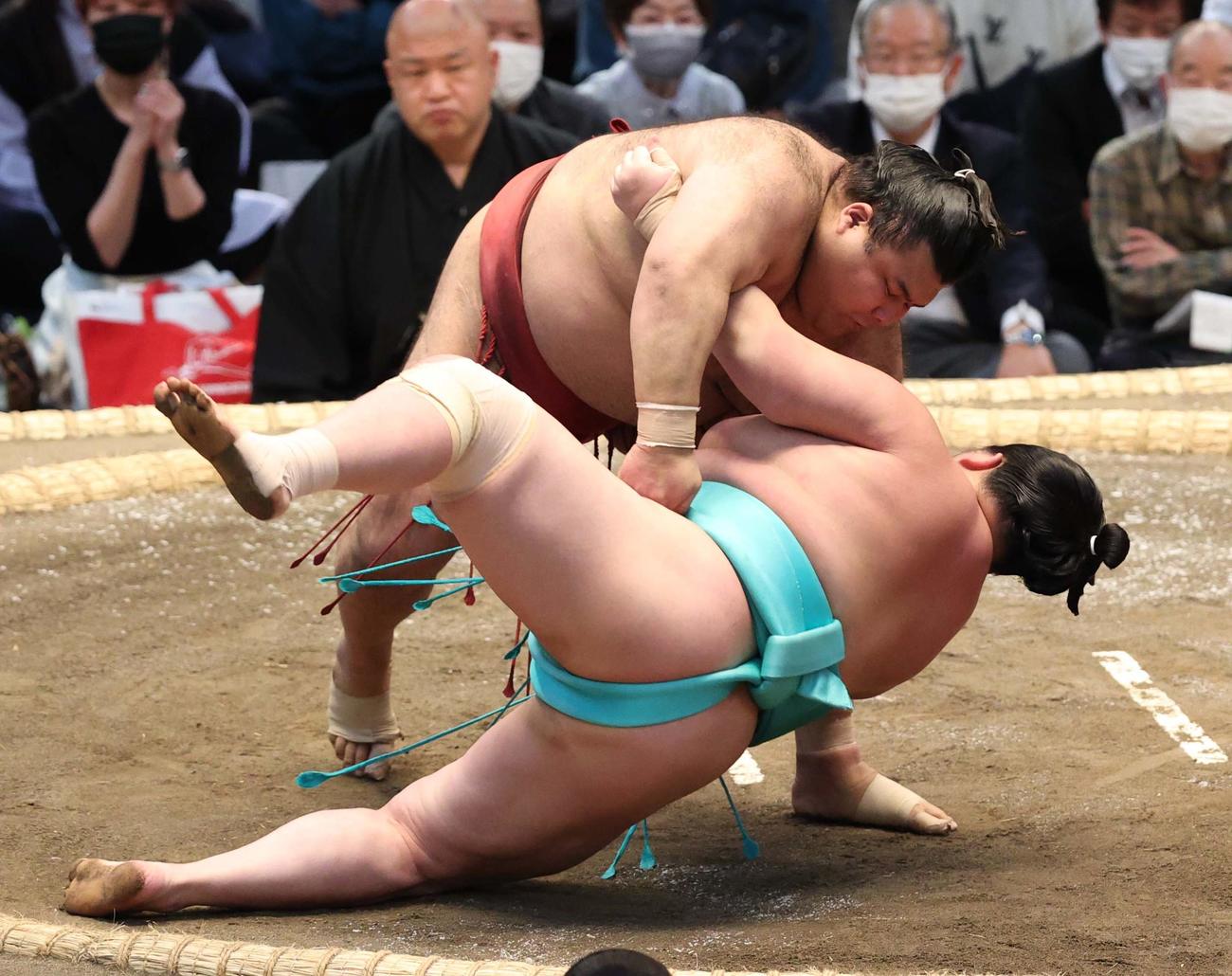 大相撲春場所4日目　琴ノ若を上手投げで破る高安（撮影・上田博志）
