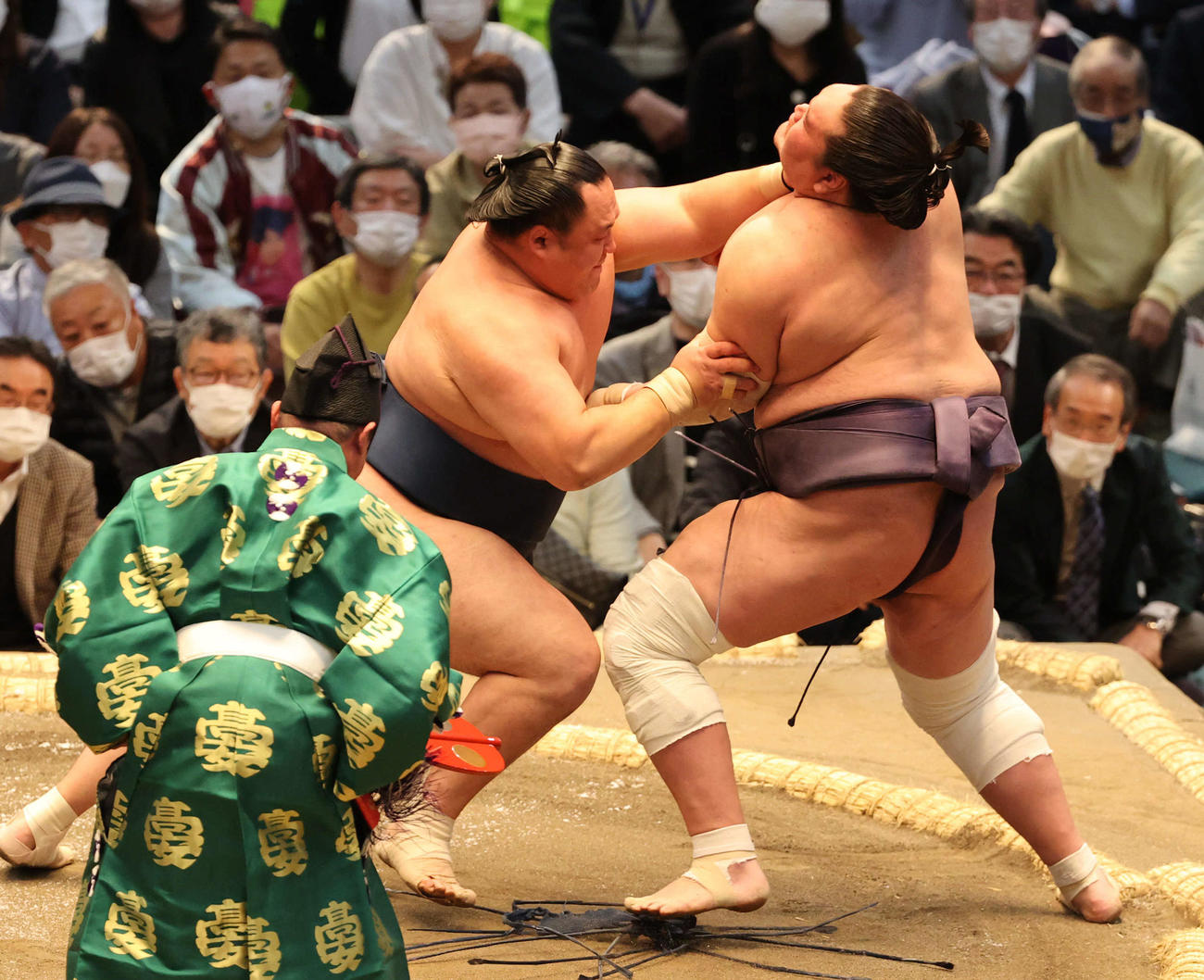 照ノ富士が玉鷲に敗れる（撮影・渦原淳）