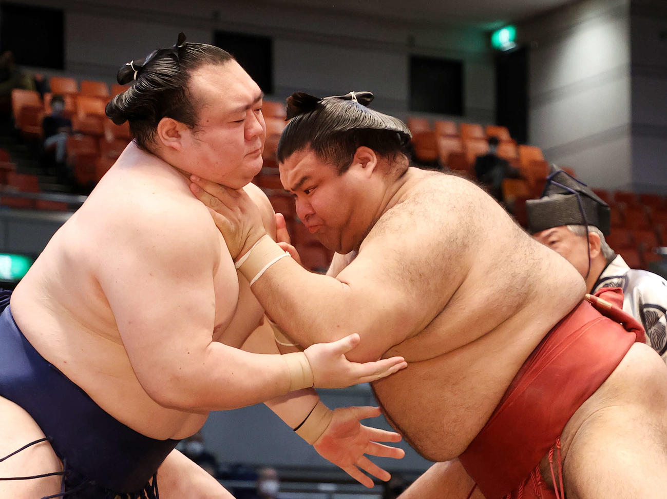 宝富士（左）を攻める高安（撮影・鈴木正人）