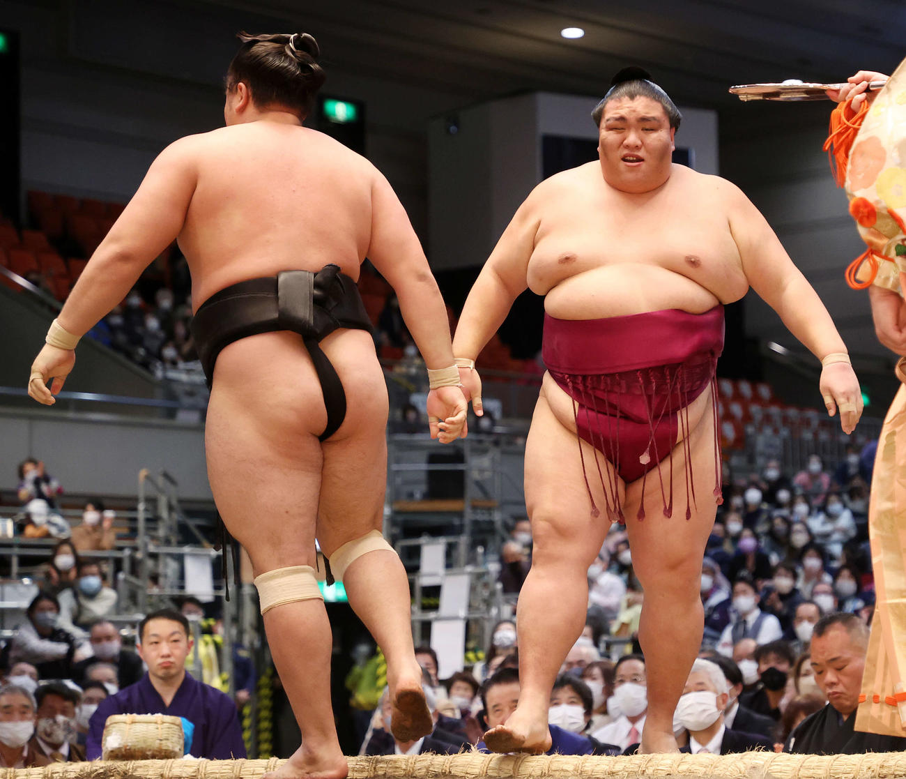 霧馬山（左）に寄り切りで敗れた御嶽海（撮影・鈴木正人）