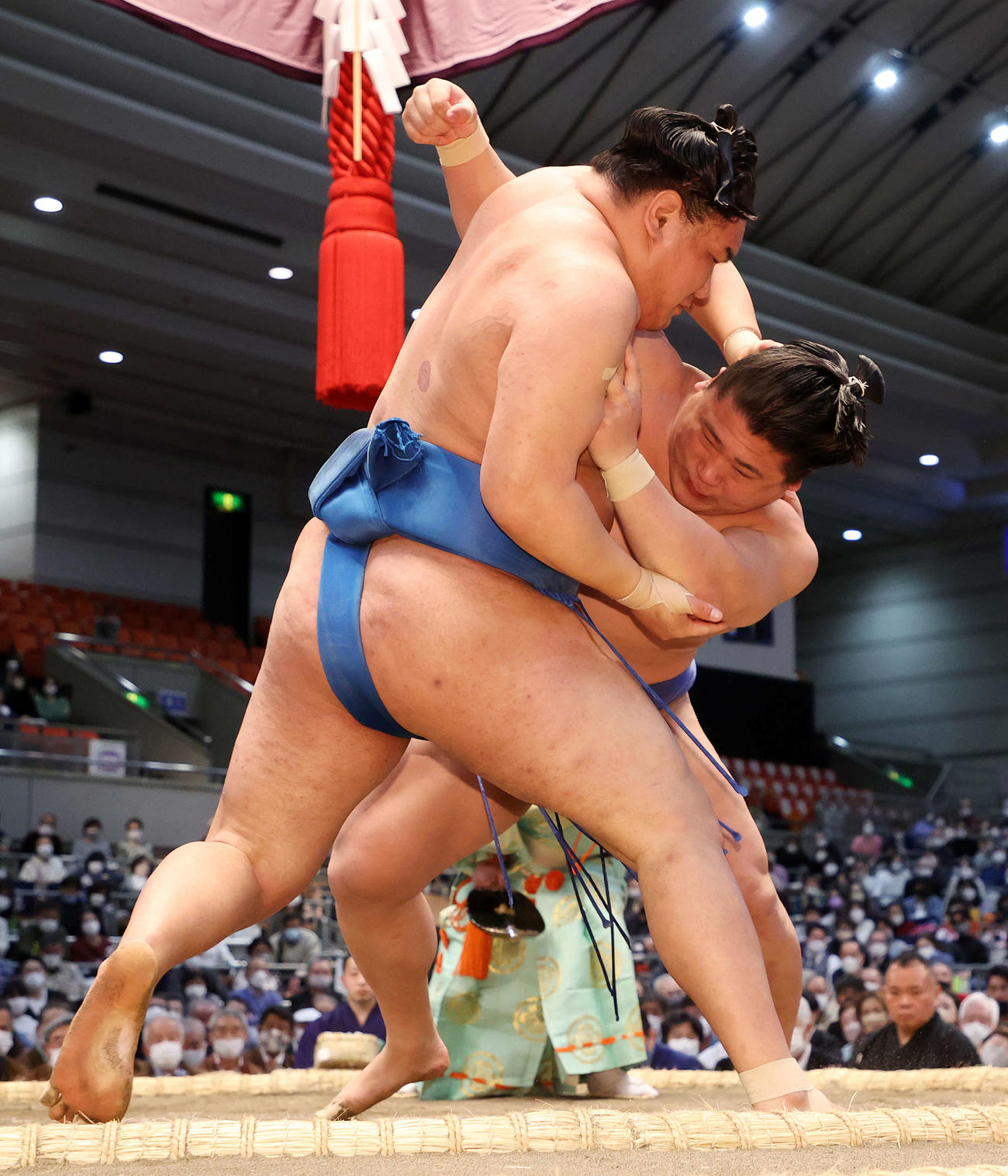 豊昇龍（左）を寄り切りで破る若隆景（撮影・鈴木正人）