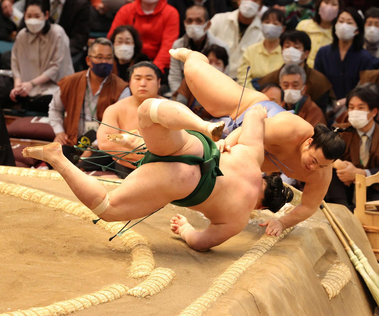 翔猿（奥）をはたき込みで破る佐田の海（撮影・渦原淳）