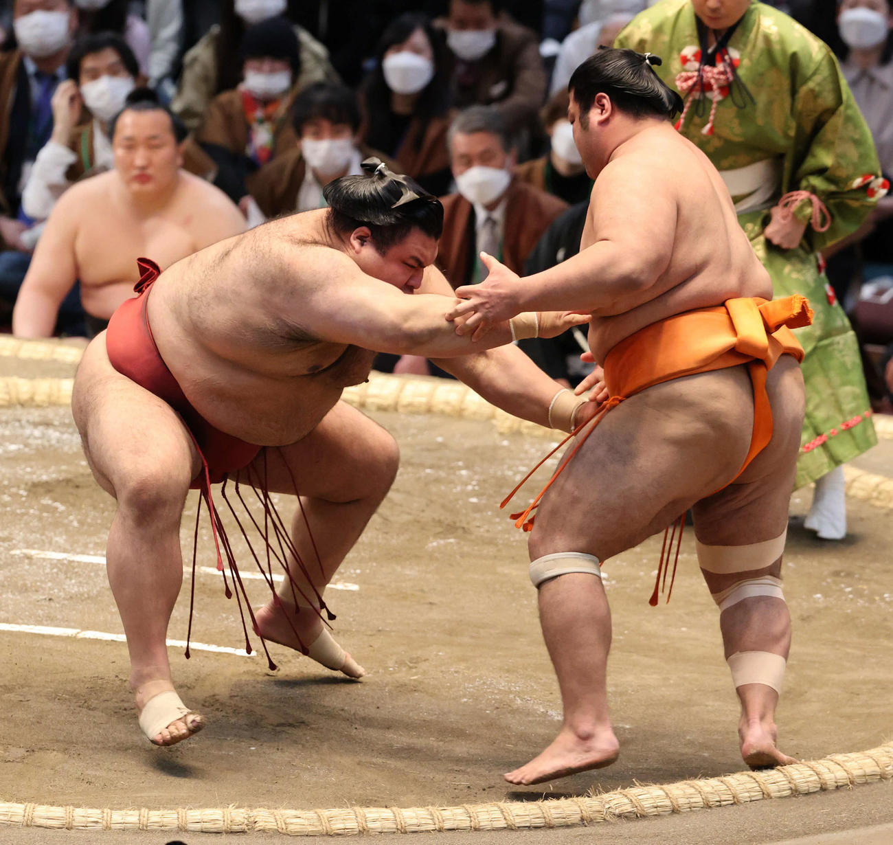 高安（左）が志摩ノ海を押し出す（撮影・渦原淳）