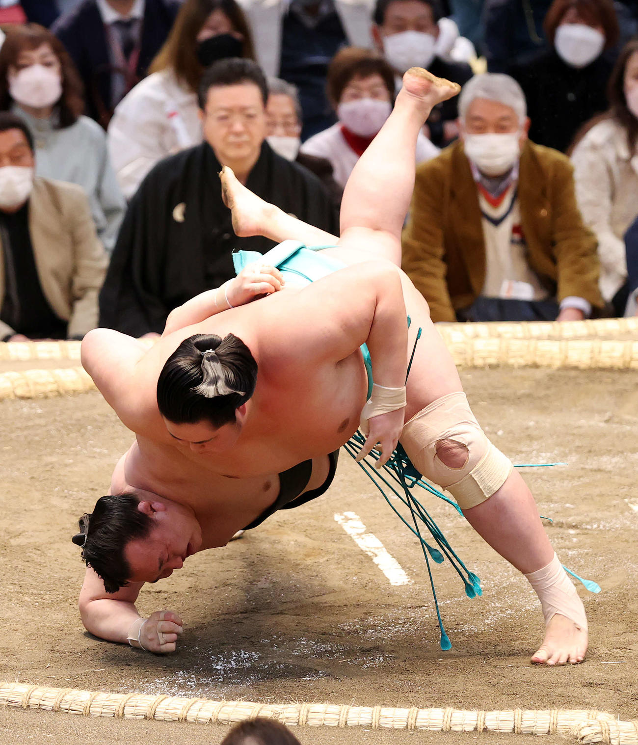 千代翔馬（左）を上手投げで破る琴ノ若（撮影・鈴木正人）