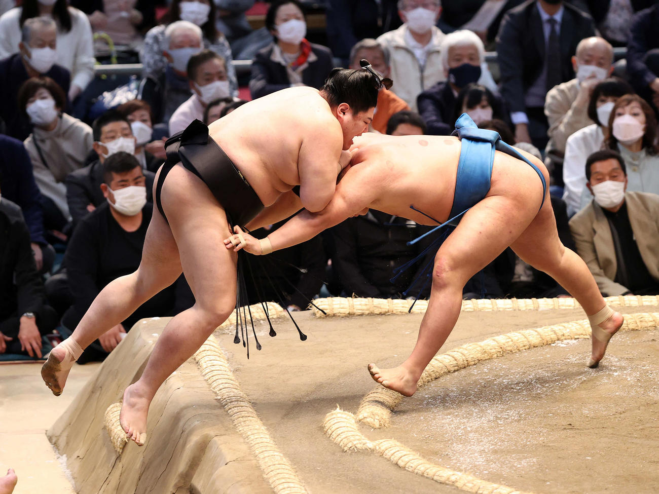阿炎（左）を押し出しで破る豊昇龍（撮影・鈴木正人）