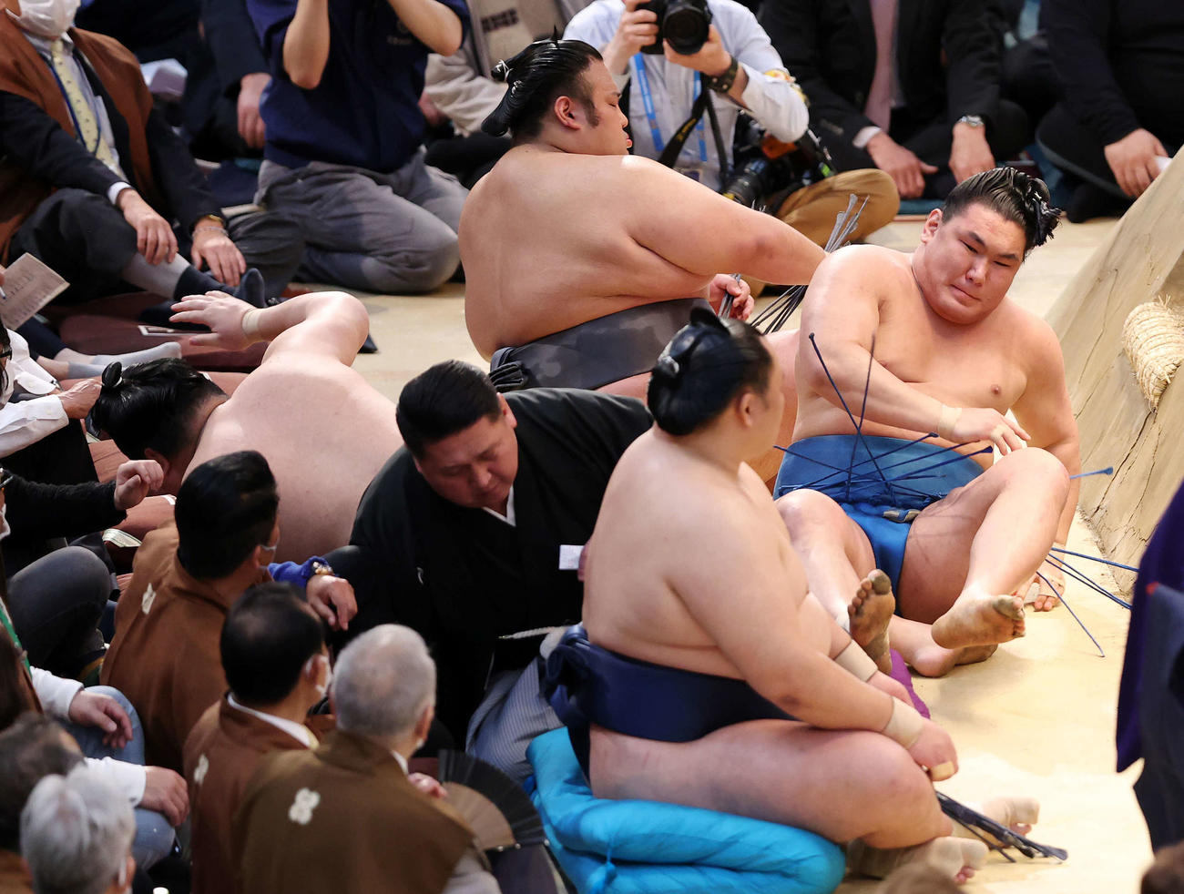 阿炎（左）を押し出しで破った豊昇龍（撮影・鈴木正人）