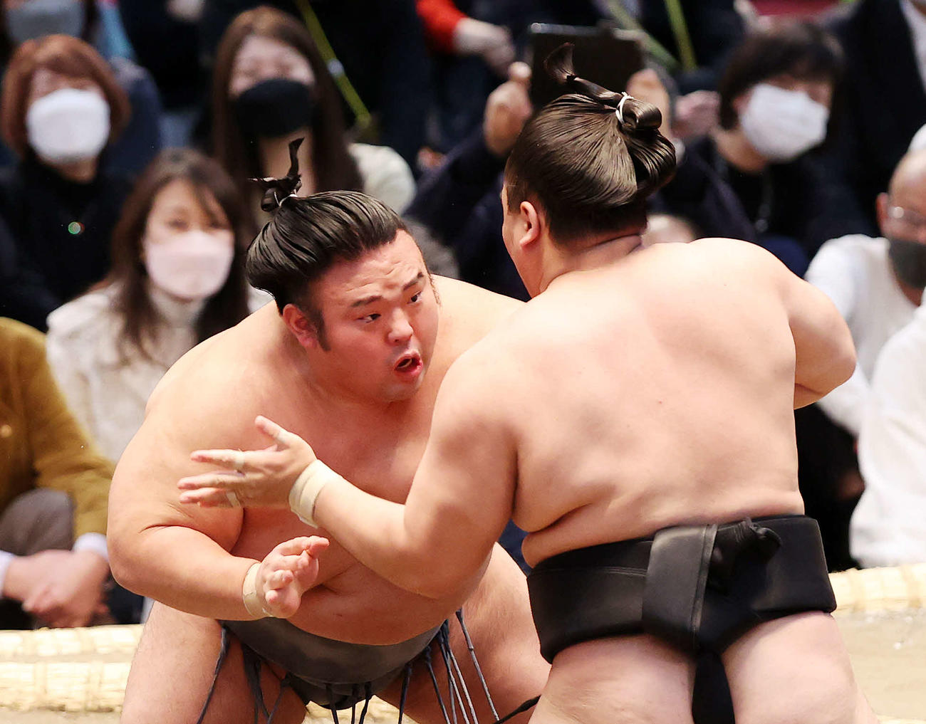 霧馬山（右）を攻める貴景勝（撮影・鈴木正人）