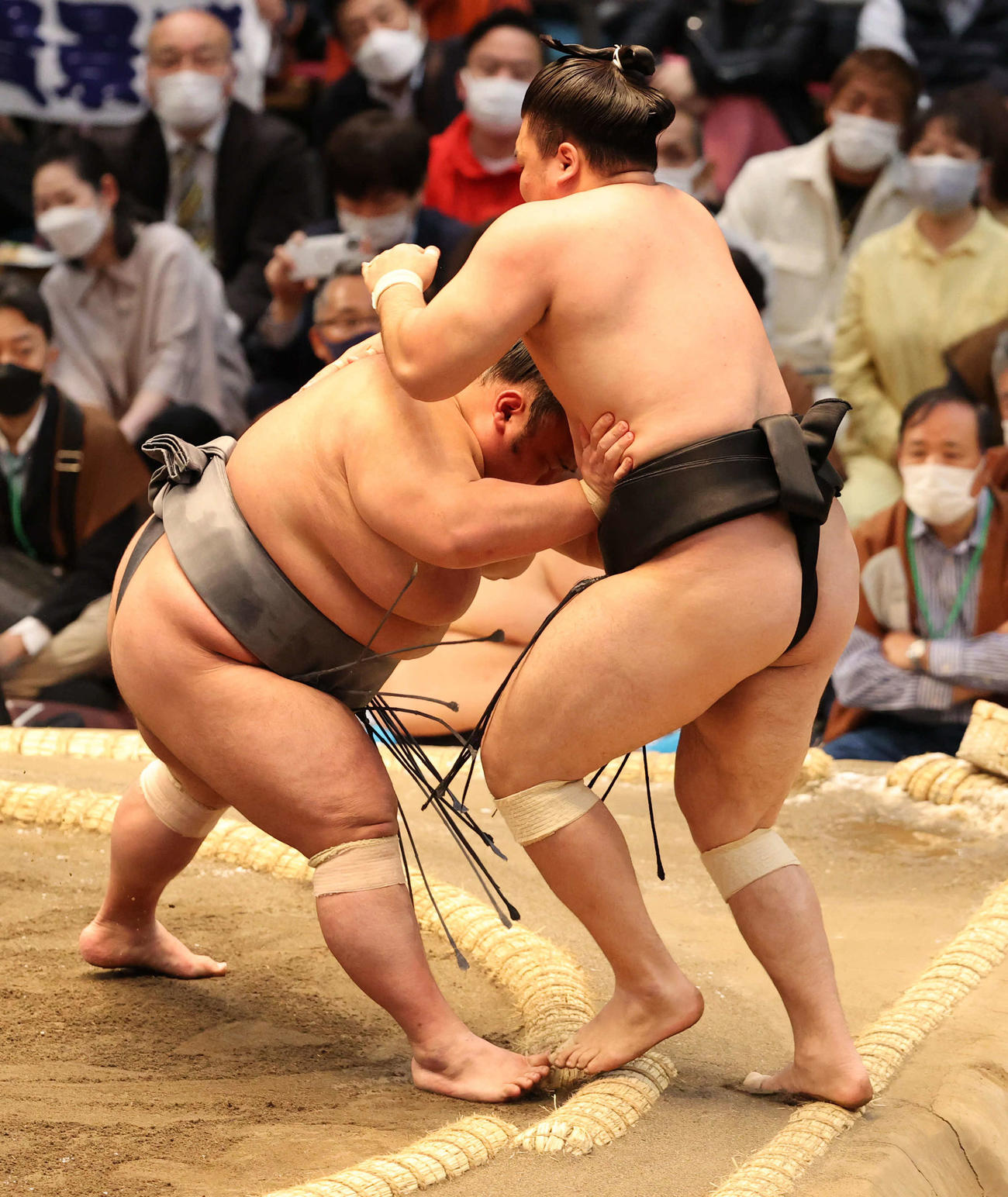 霧馬山（右）を突き出す貴景勝（撮影・渦原淳）