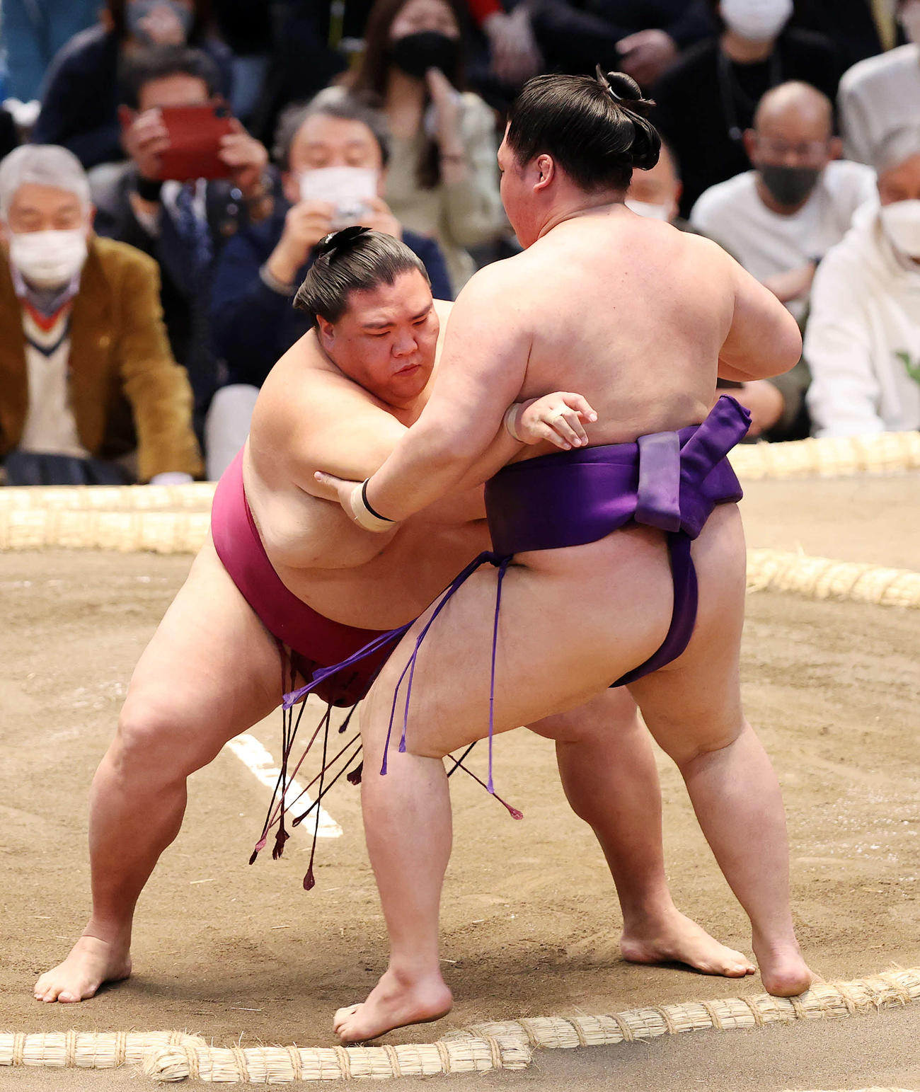 明生（右）を寄り切りで破る御嶽海（撮影・鈴木正人）