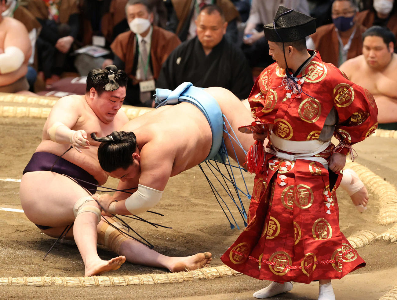 琴勝峰（右）が一山本を押し倒す（撮影・渦原淳）