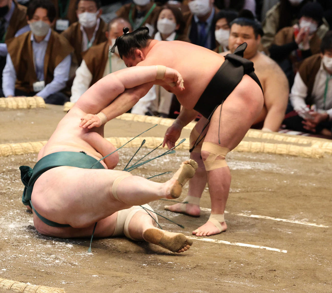 照強（右）がすくい投げで碧山を破る（撮影・渦原淳）