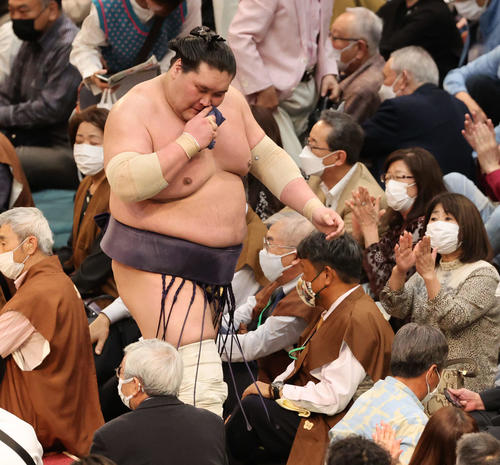 5日目、がっくり引きあげる照ノ富士（撮影・渦原淳）