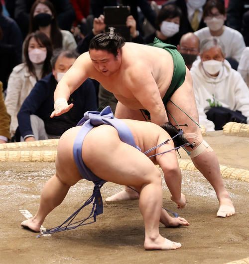 翔猿（手前）をはたき込みで破る佐田の海（撮影・鈴木正人）