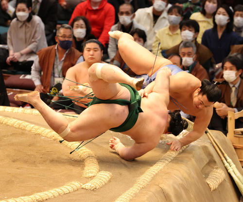 翔猿（奥）をはたき込みで破る佐田の海（撮影・渦原淳）