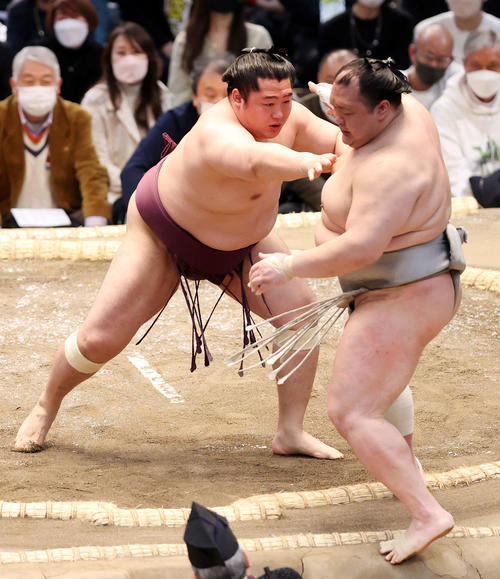 北勝富士（右）を押し出しで破る遠藤（撮影・鈴木正人）