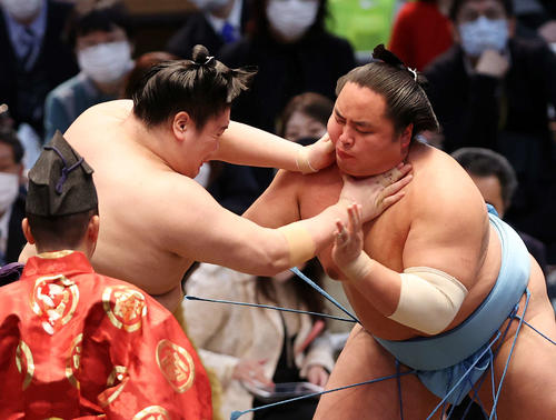 一山本（左）の攻めを耐える琴勝峰（撮影・鈴木正人）