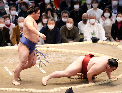 隆の勝（右）を引き落としで破る若隆景（撮影・鈴木正人）