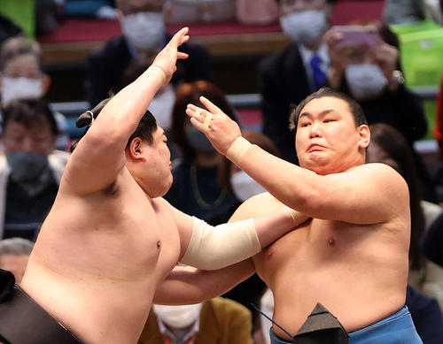 阿炎（左）の攻めを耐える豊昇龍（撮影・鈴木正人）