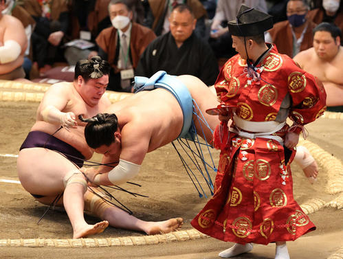 琴勝峰（右）が一山本を押し倒す（撮影・渦原淳）