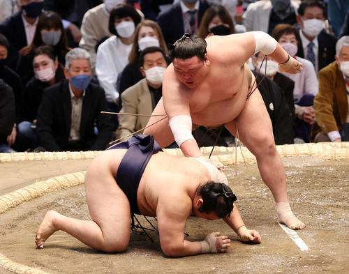 千代の国（手前）をはたき込みで破る荒篤山（撮影・鈴木正人）