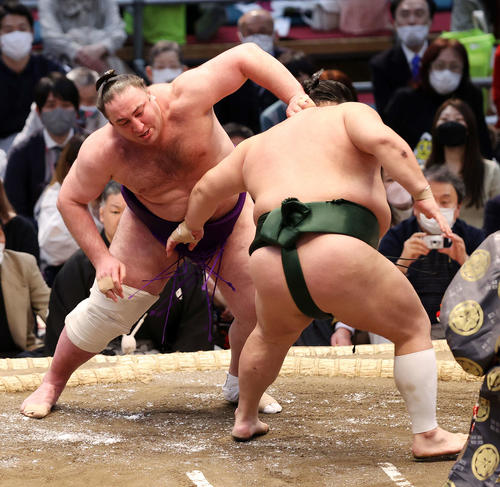 千代大龍（右）を攻める栃ノ心＝（撮影・鈴木正人）