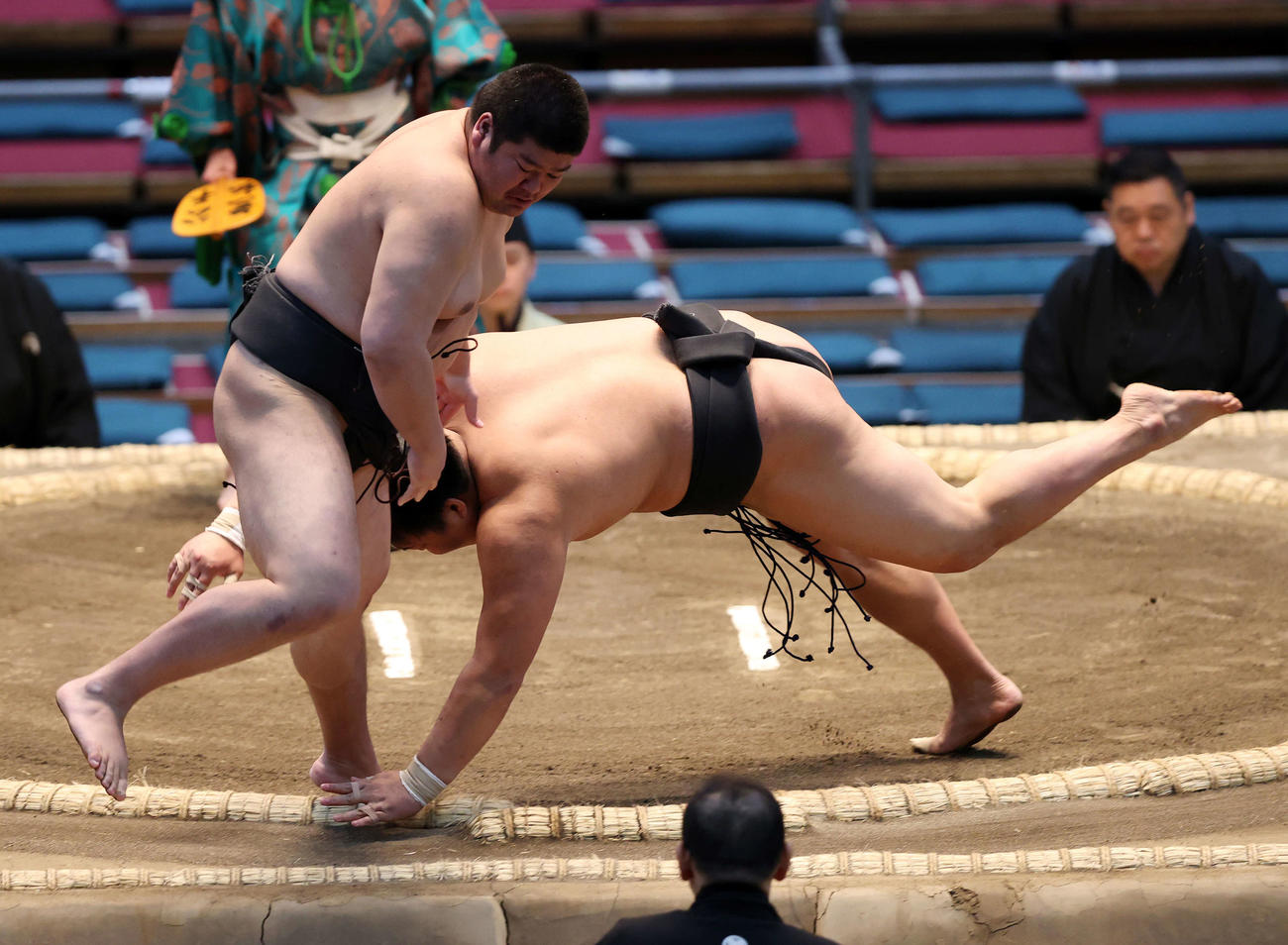 羽出山（左）を寄り倒しで破る神崎（撮影・鈴木正人）