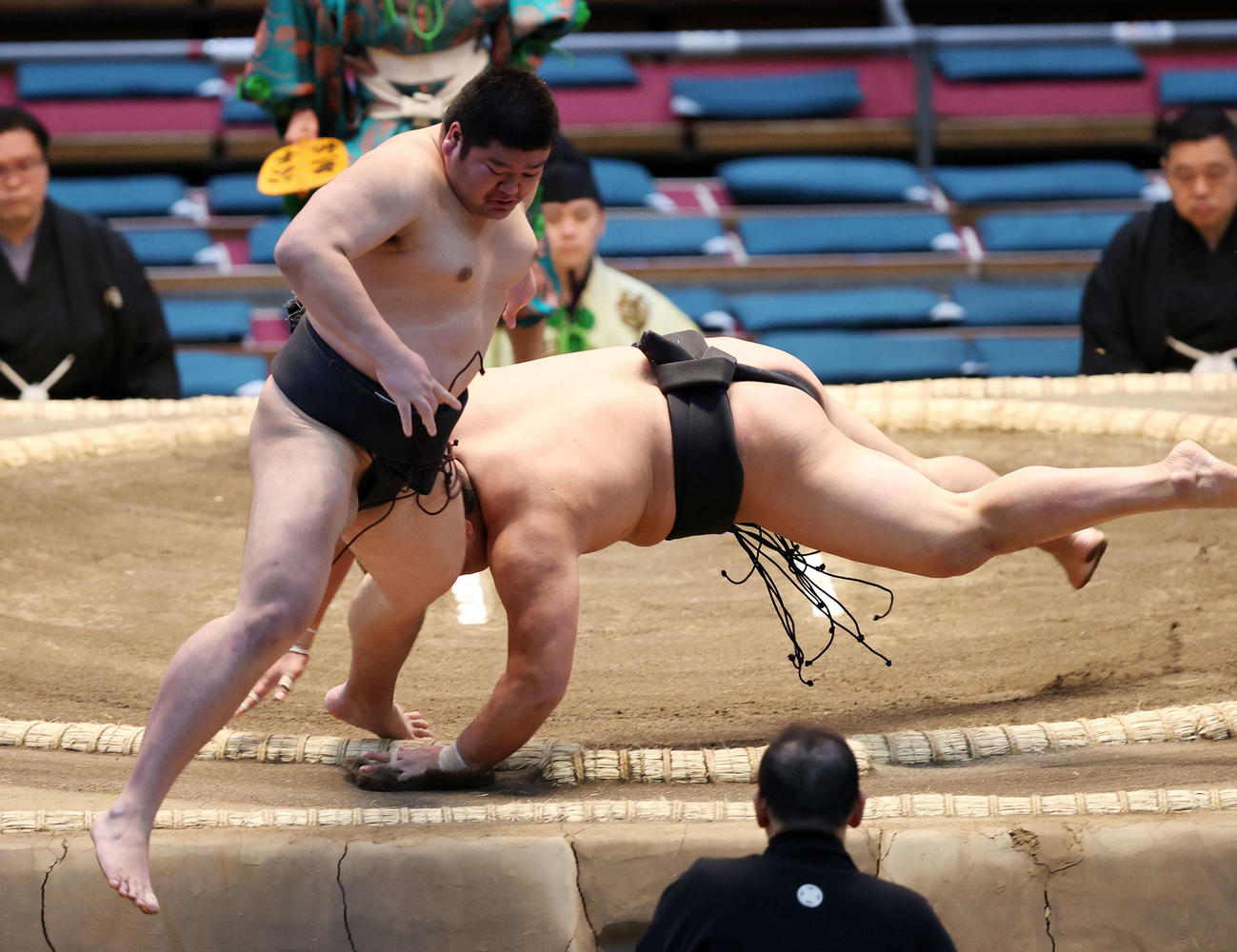 羽出山（左）を寄り倒しで破る神崎（撮影・鈴木正人）
