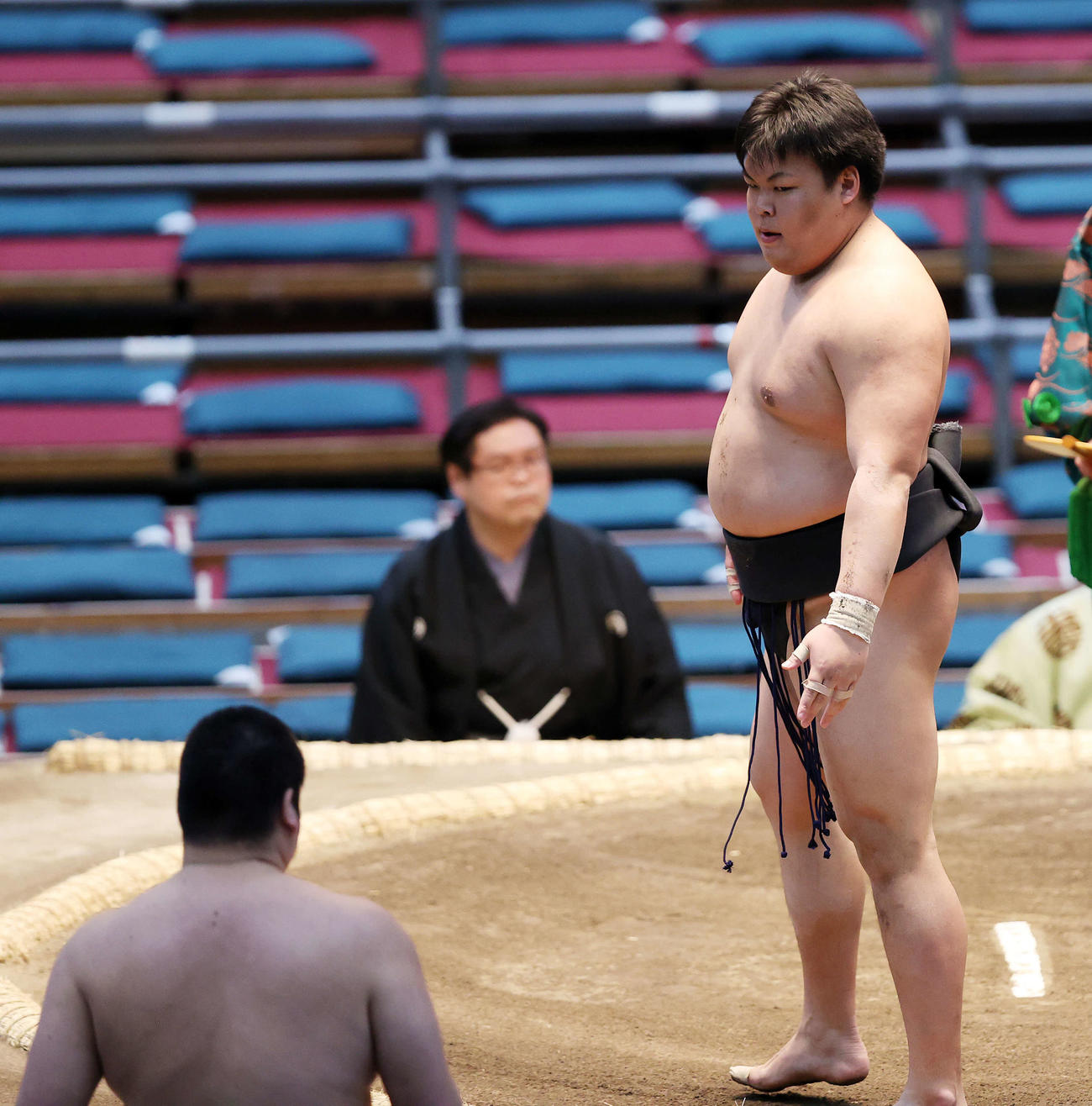 羽出山（左下）を寄り倒しで破った神崎（撮影・鈴木正人）