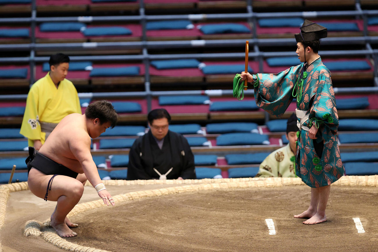 羽出山を寄り倒しで破り勝ち名乗りを受ける神崎（撮影・鈴木正人）