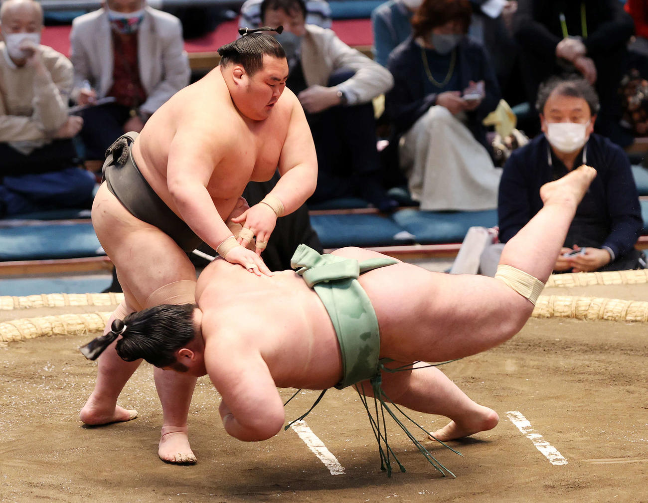 貴健斗（手前）をはたき込みで破る栃丸（撮影・鈴木正人）