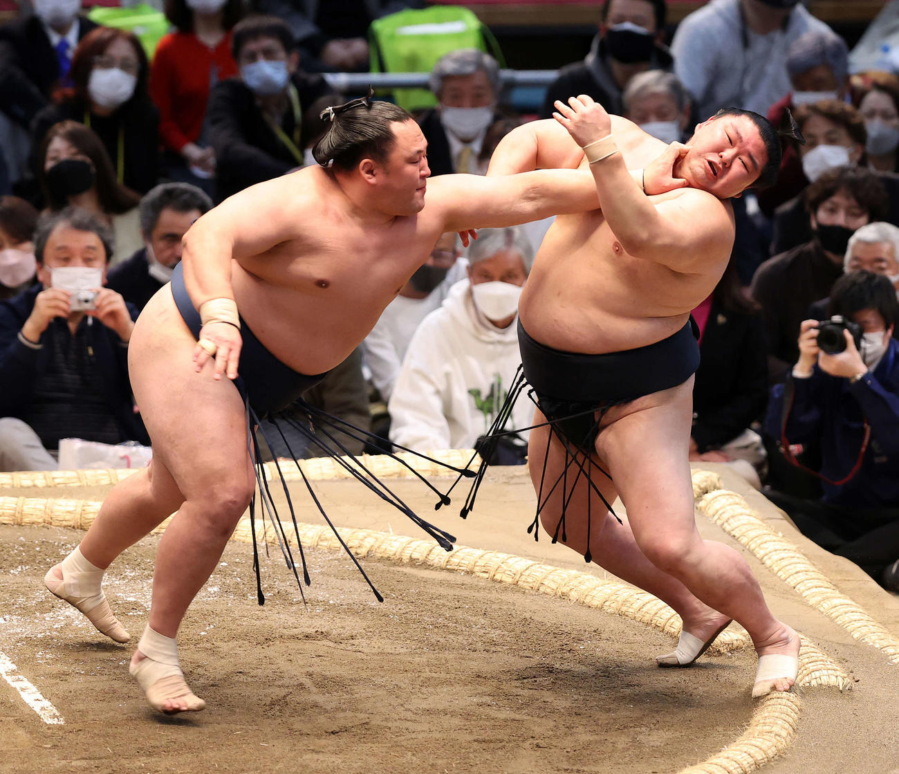 玉鷲（左）に突き出しで敗れる正代（撮影・鈴木正人）
