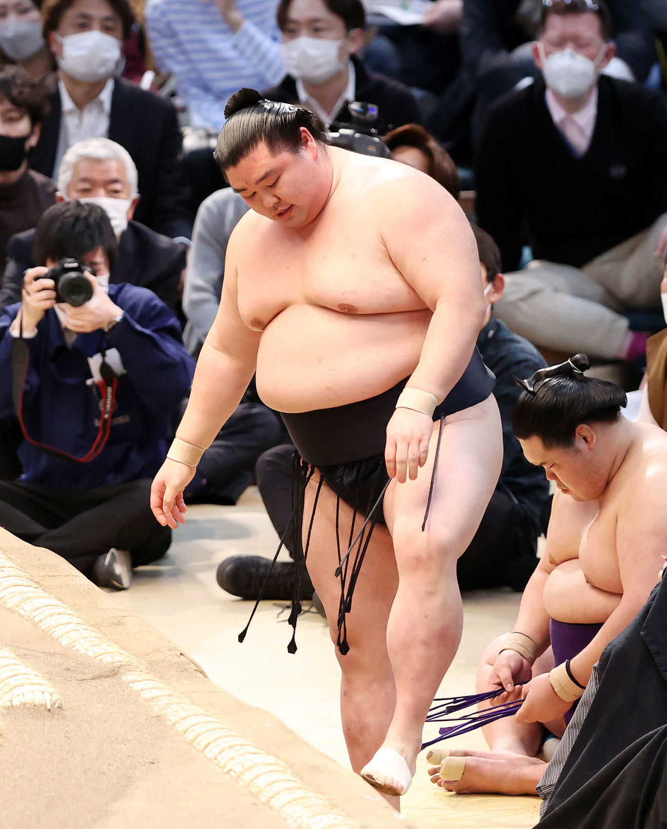 玉鷲に突き出しで敗れ悔しそうな表情を見せる正代（撮影・鈴木正人）