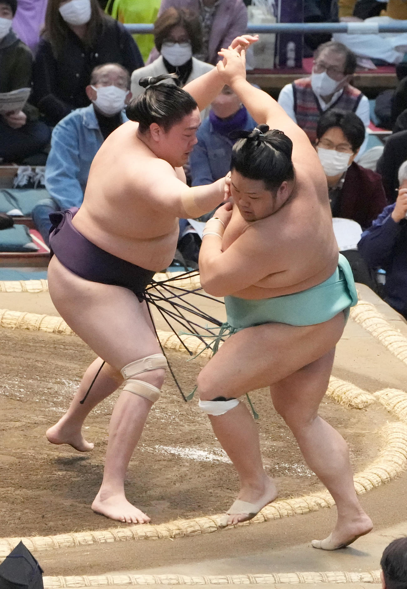 一山本（左）は天空海を押し出しで破る（撮影・小沢裕）