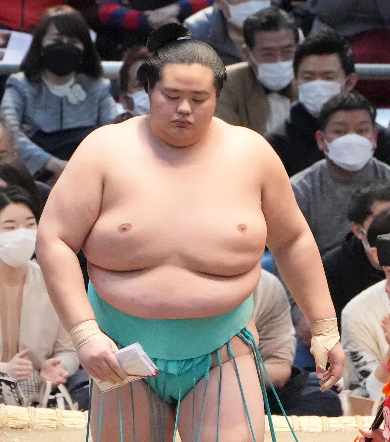 琴ノ若は送り出しで佐田の海を破る（撮影・小沢裕）