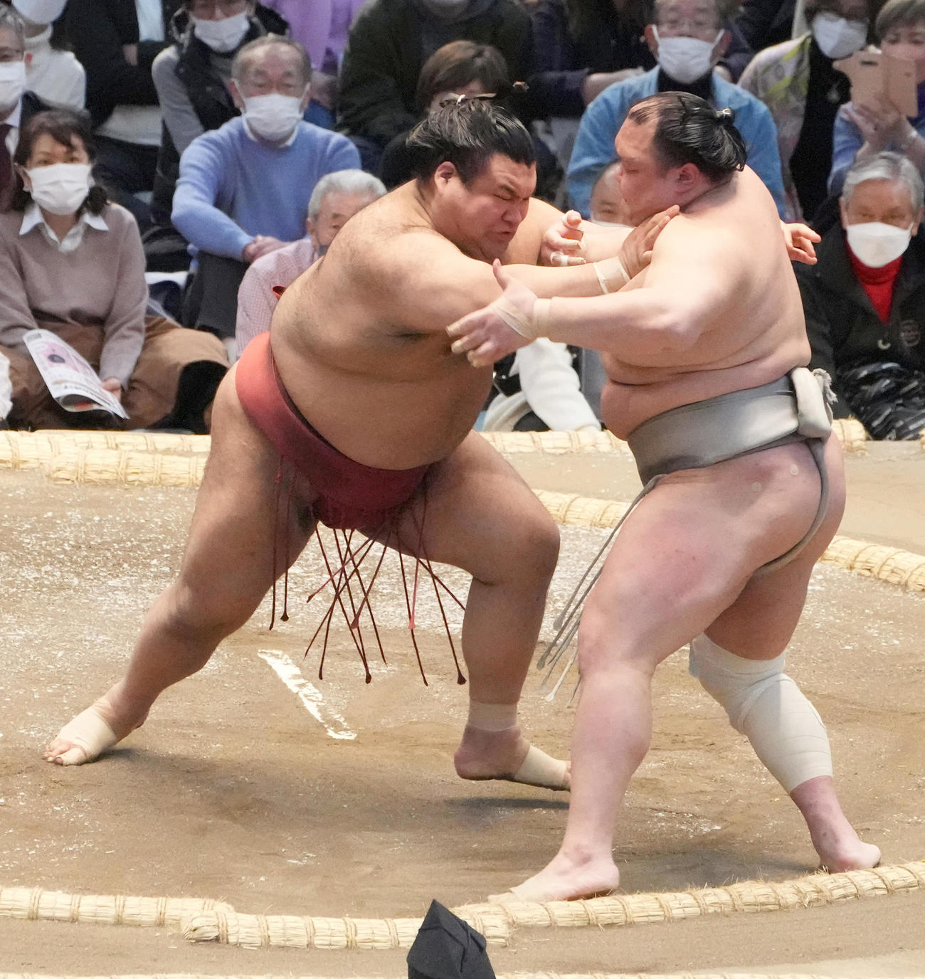 高安（左）は突き出しで北勝富士を破る（撮影・小沢裕）