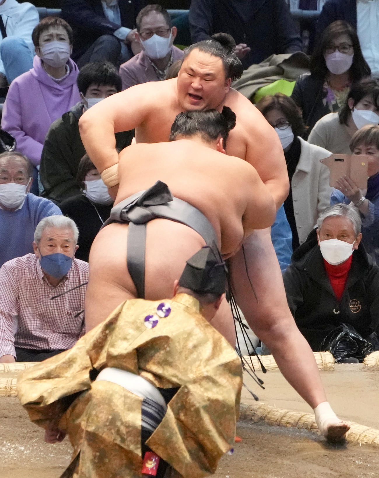 貴景勝（手前）は玉鷲を押し出しで破る（撮影・小沢裕）