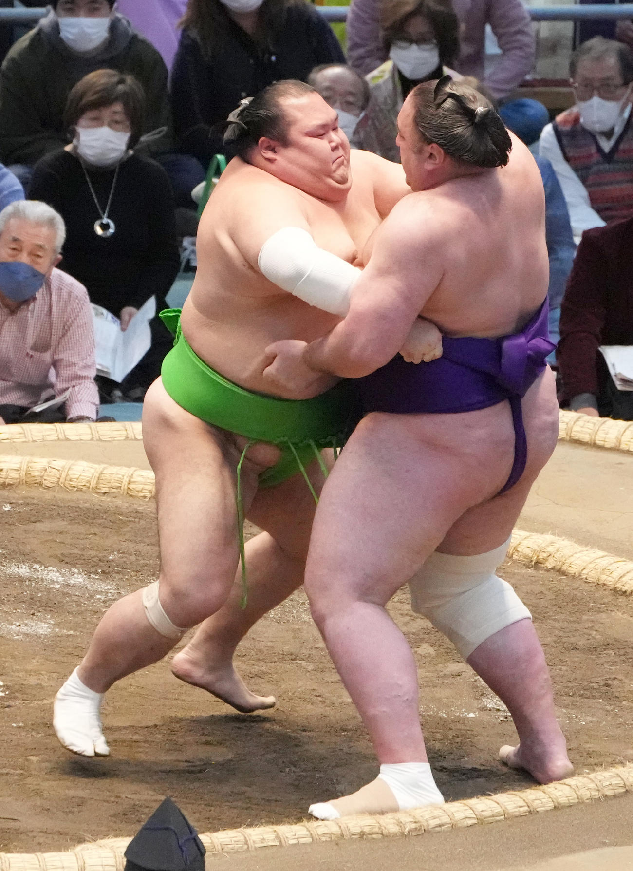 千代丸（左）は寄り切りで栃ノ心を破る（撮影・小沢裕）
