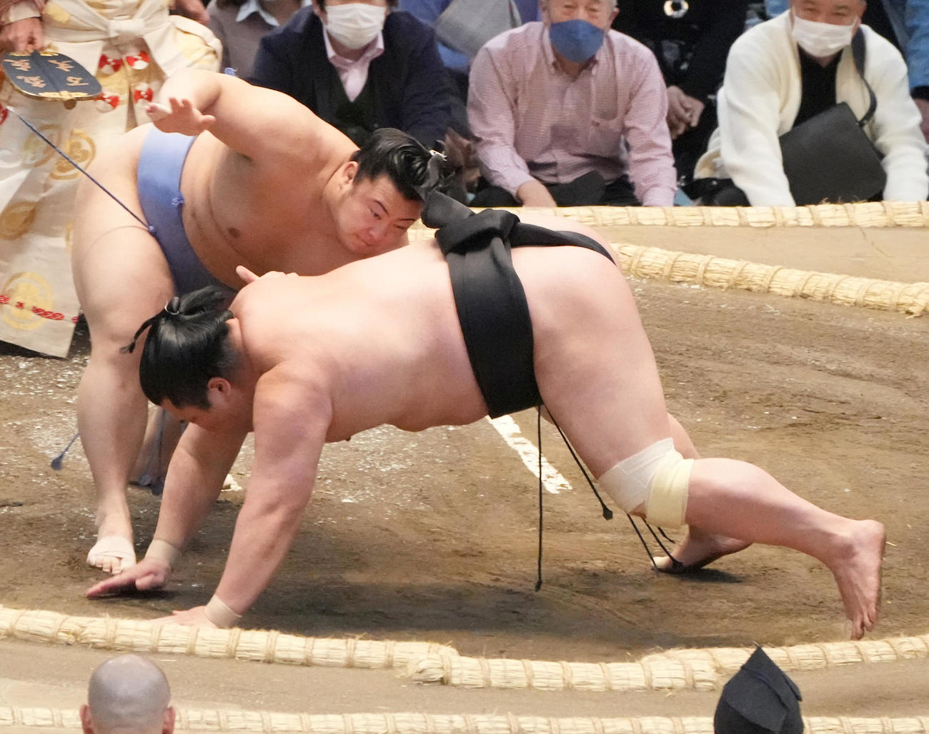 錦木（右）は碧山を押し出しで破る（撮影・小沢裕）