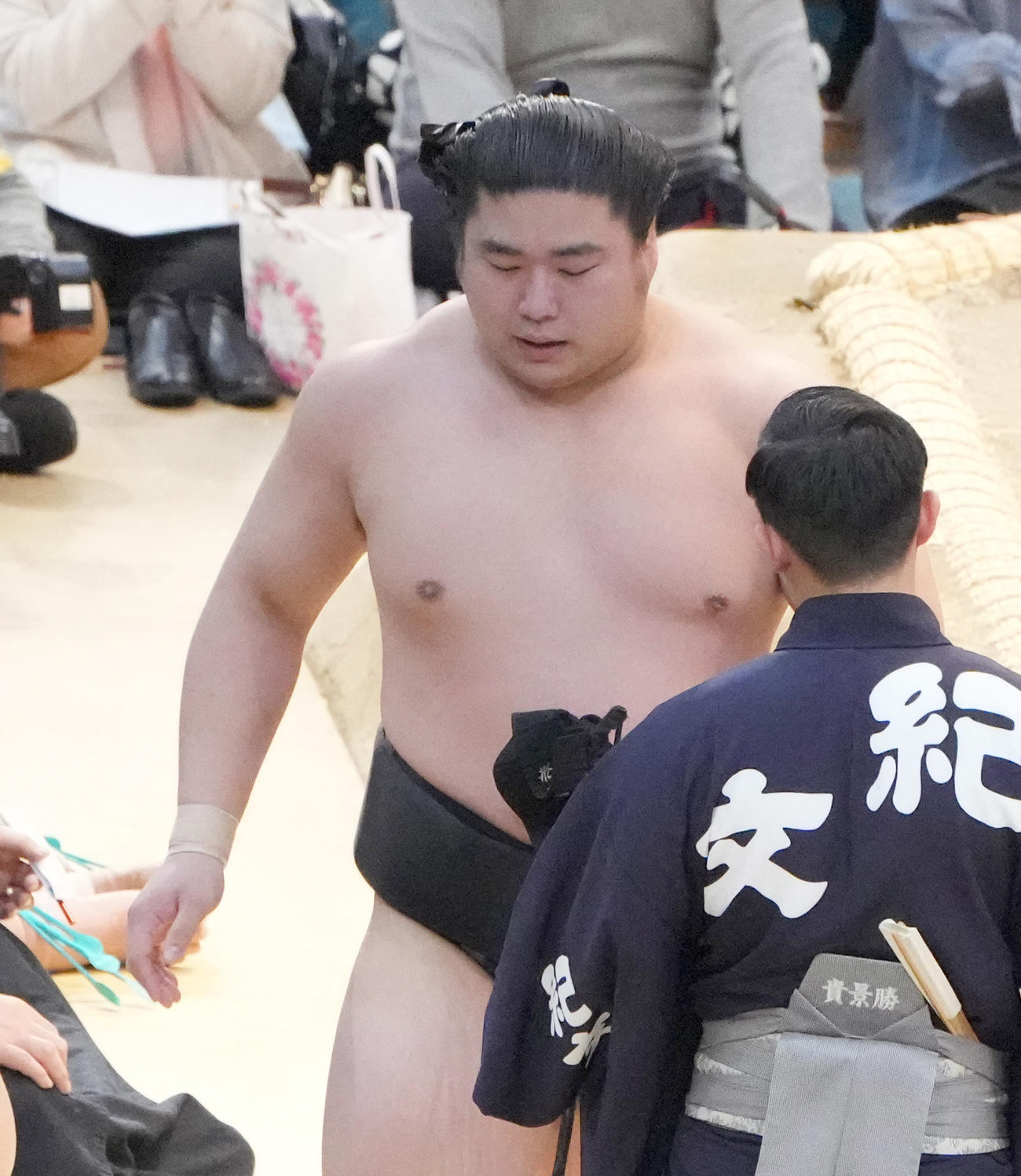 若元春は千代翔馬を寄り切りで破る（撮影・小沢裕）