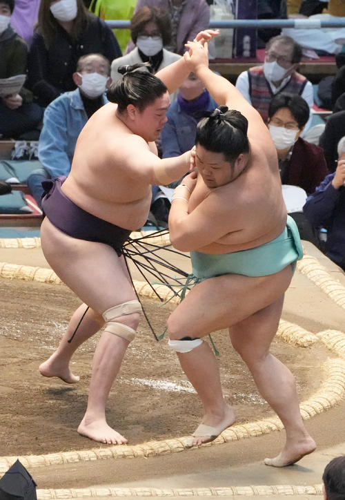 一山本（左）は天空海を押し出しで破る（撮影・小沢裕）