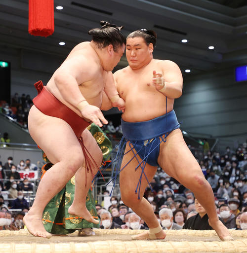 隆の勝（左）を攻める豊昇龍（撮影・鈴木正人