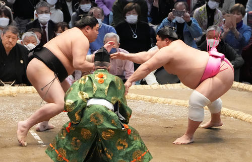 立ち合いで阿炎（左）に猫だましを仕掛ける宇良（撮影・小沢裕）