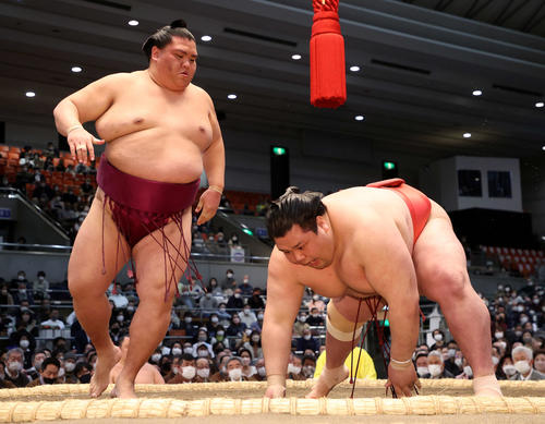 阿武咲（右）を引き落としで破る御嶽海（撮影・鈴木正人）