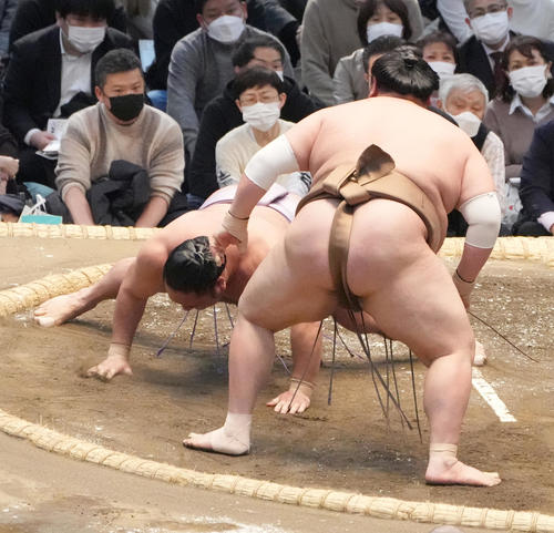 荒篤山（右）ははたき込みで琴恵光を破る（撮影・小沢裕）