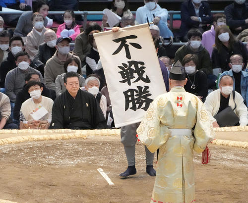 千代の国の休場により照強の不戦勝を告げる幕が掲げられた（撮影・小沢裕）